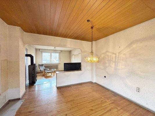 Wohnbereich mit Zugang zum Balkon Obergeschoss