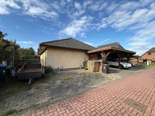 Parkflächen vor dem Grundstück