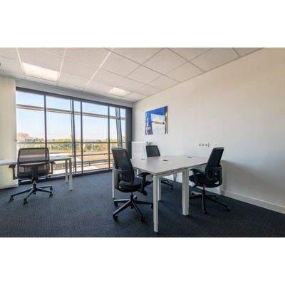 Büroraum - Panoramablick über Bahnhof