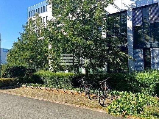 Fahrradstellplätze direkt vor dem Gebäude