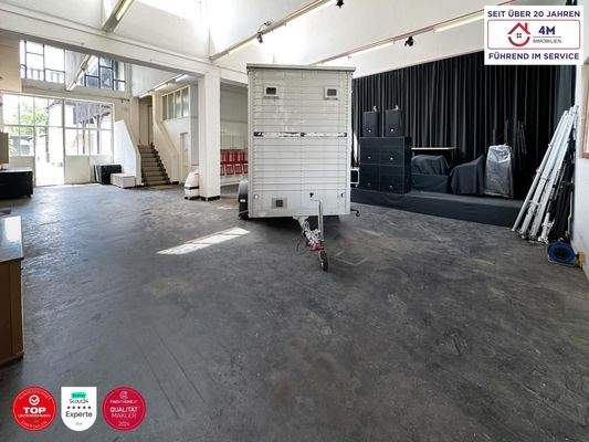 Halle mit Bühne und Anhänger