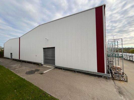 Halle hinten, mit Zufahrt