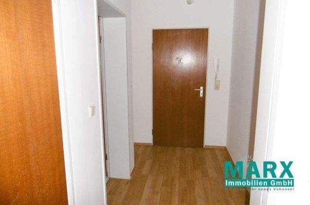 Flur mit Blick zur Eingangstür