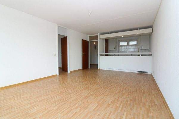 Wohnzimmer mit Blick auf die Kochnische