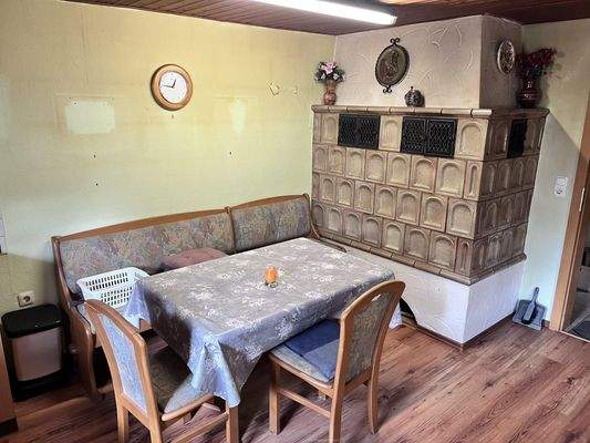 Kachelofen in Küche