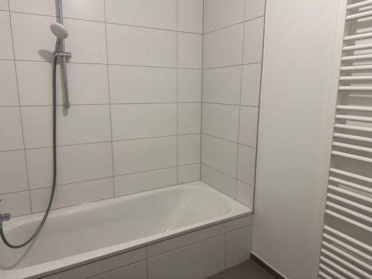 Bad mit Dusche und Badewanne