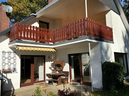 Gartenansicht mit Loggia im OG