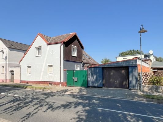 Ansicht halbrechts mit Garage