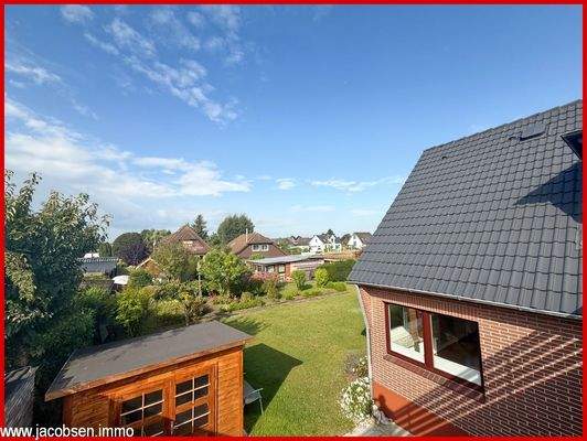 Ausblick von der Dachterrasse in den Garten