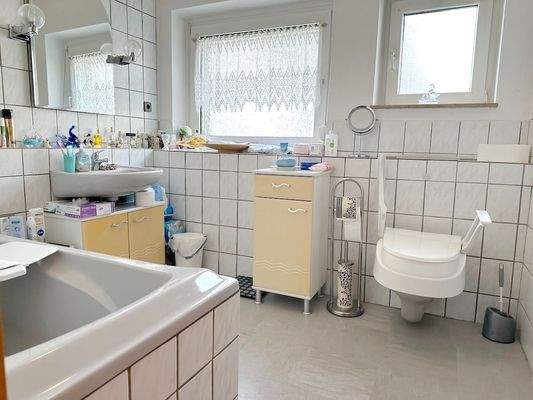 Helles Bad mit Wanne + Fenster