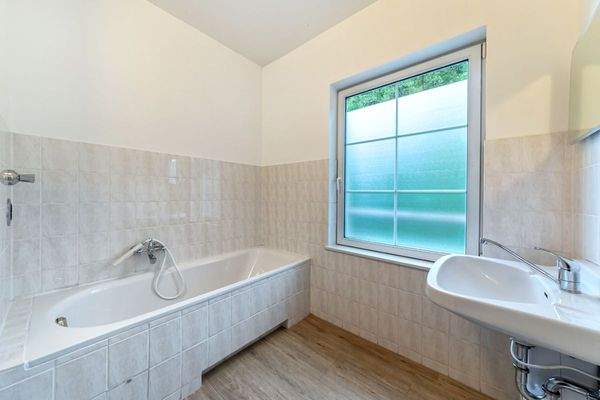 3 OG: Einheit 8 Badezimmer TGL mit Wanne