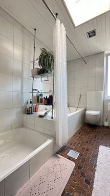 Master-Bad im Wanne u. DU