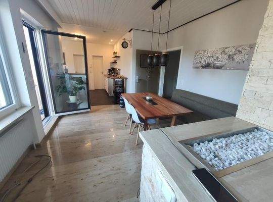 Esszimmer (mit Zugang zum Balkon) Bild 1