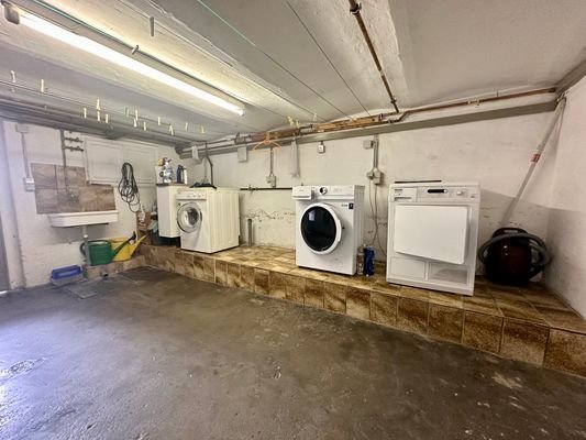 Zentraler Wasch- und Trockenraum im Keller