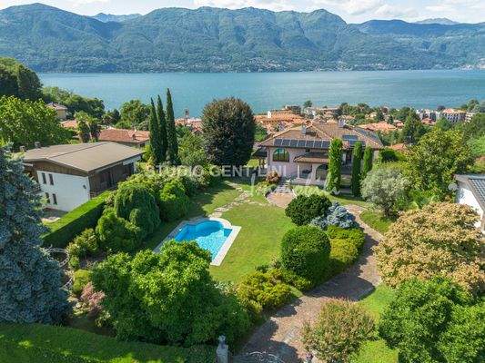 giardino con piscina