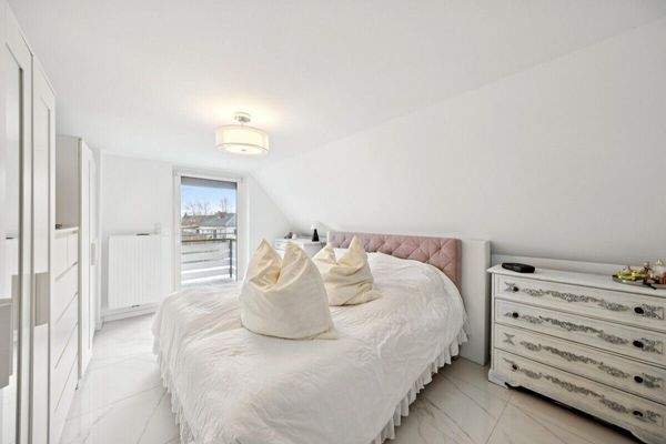 Schlafzimmer 2 (mit Balkon)