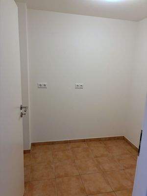 Hauswirtschaftsraum mit Anschluss für WaMa und Trockner