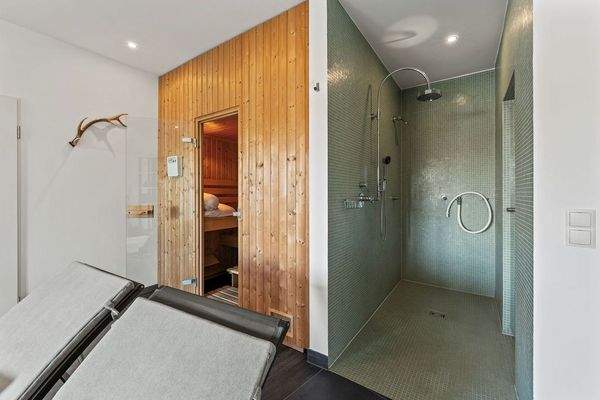 Wellnessbereich mit Sauna und begehbarer Dusche