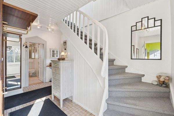 Flur mit Treppe ins DG