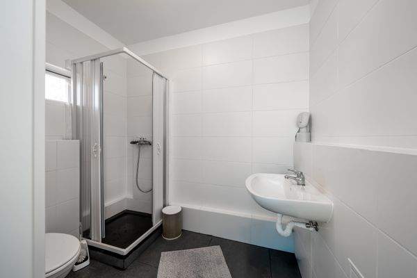 Poolhaus Badezimmer.jpg