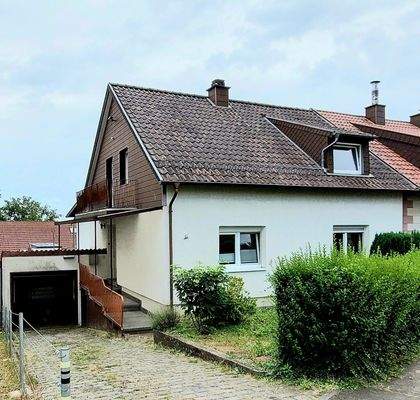 Außenansicht mit Einfahrt