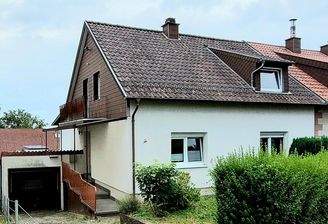 Außenansicht mit Einfahrt