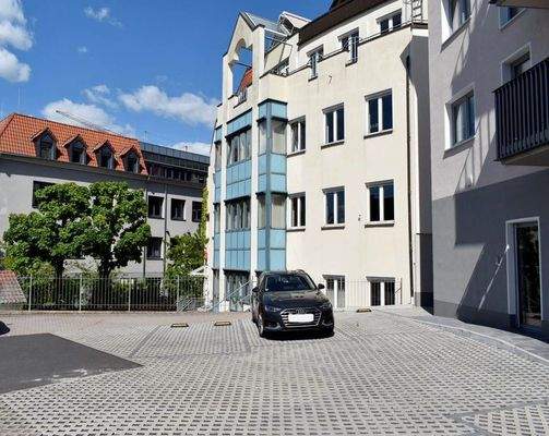 Rückwärtige Ansicht mit Parkplätzen 2