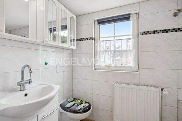 Helles Bad mit Wanne und Tageslicht