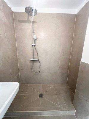 Großzügige Dusche