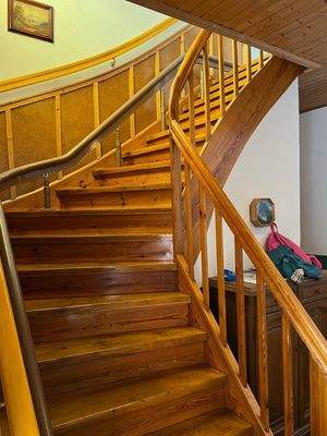 Massive Holztreppe ins OG