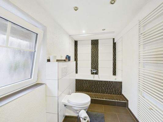 Badezimmer mit Badewanne DG