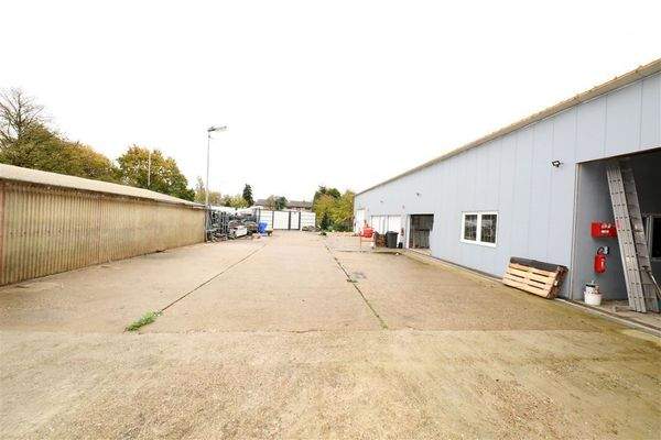 Halle mit Grundstück