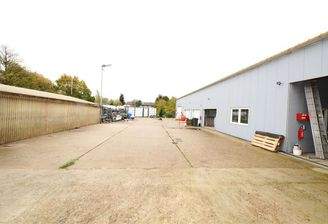 Halle mit Grundstück