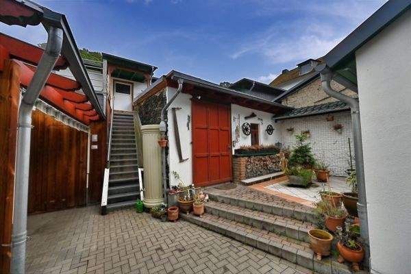 Schuppenansicht und Weg zur Garage