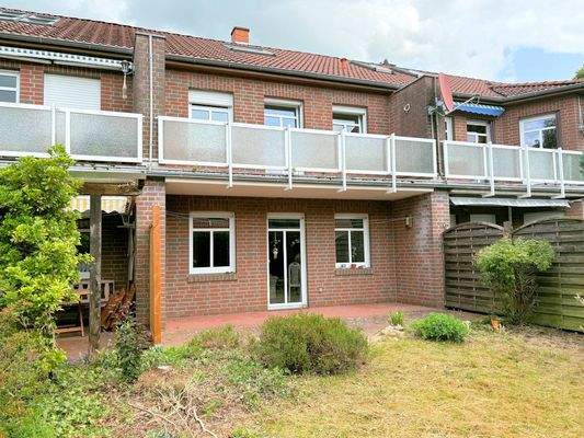 Sonnenseite mit Terrasse und Balkon