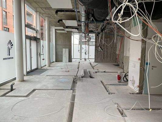 Hohe Decken und helle Räumlichkeiten