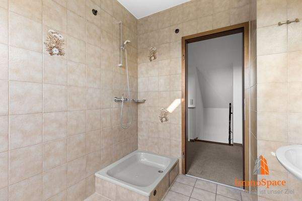 Blick in die Dusche im Obergeschoss