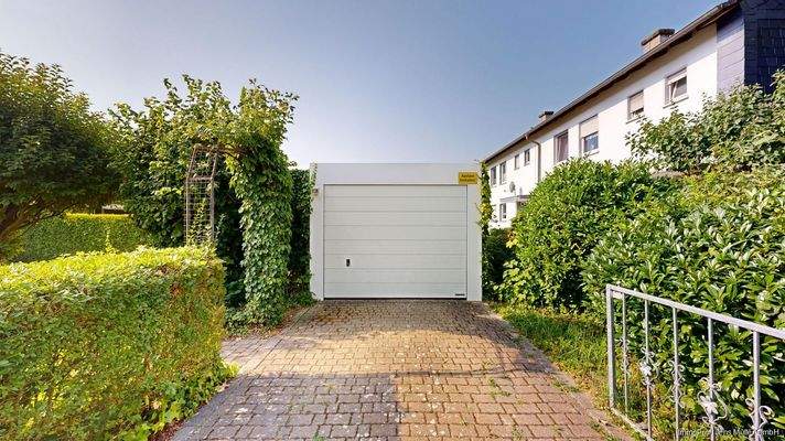 Garage mit elektrischem Sektionaltor