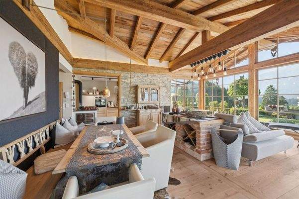 Der einladende und helle Essbereich, stets begleitet vom Bergpanorama