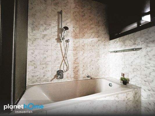 Bad mit Fenster und Wanne