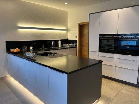 hochwertige Einbauküche mit Kochinsel