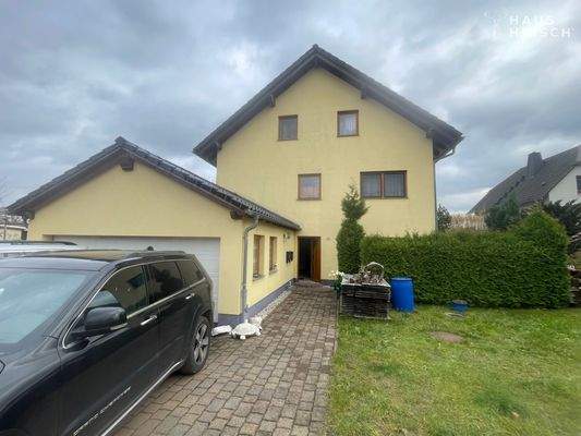 Haupteingang und Garage