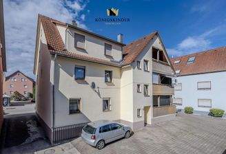 Blick auf die ruhige Hausrückseite mit den Außenbereichen des Dreifamilienhauses.