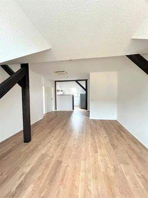 Wohnzimmer mit offener Küche