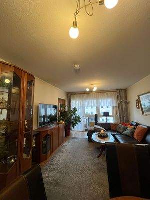 Wohnzimmer mit Balkonblick