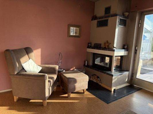 Wohnzimmer mit Kamin EG 