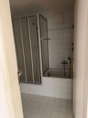 Bad mit Wanne und Dusche