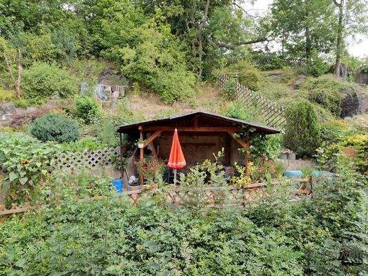 überdachter Sitzplatz im Garten