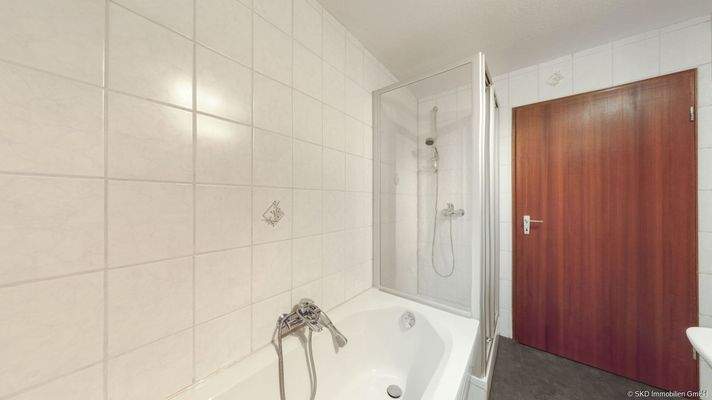 mit Wanne und Dusche