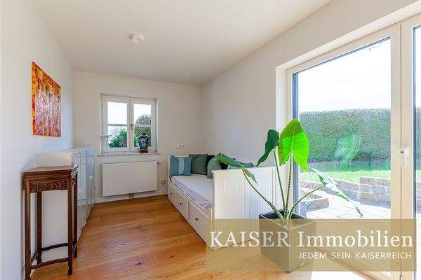 Büro mit Ausgang zum Garten